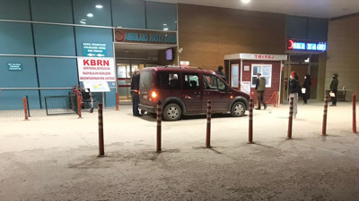 Bebeğini acil servisin önünde dünyaya getirdi