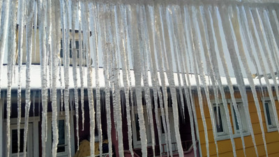 Ağrı'da akan sular buz tuttu demir parmaklık oluştu. Belediye alarma geçti