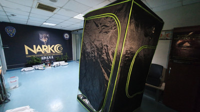 Adana'daki evini uyuşturucu imalathanesi yaptı. Düzenek polisleri bile şaşırttı