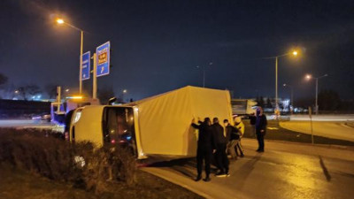 Yan yatan kamyonete vatandaş yardımı