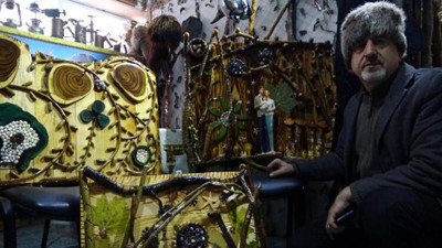 Atıklardan sanat eseri yapıp evinde sergiliyor