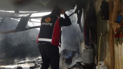 Kayınpederinin evini kurtarmaya çalışan itfaiye eri ölümden döndü