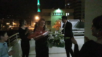 Düğün hazırlıkları yapan aile balkona çıkınca olanlar oldu. Gelin ve damat göz göze geldi