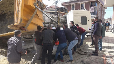 Park halindeki otomobilin üzerine kamyon devrildi