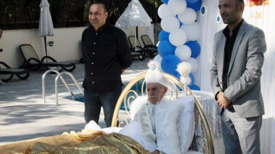 Aydemir Akbaş 85 yaşında sünnet oldu