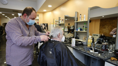 Almanya'da berberler müşteri kabul etti