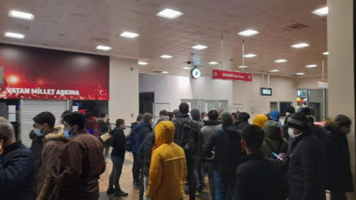 İstanbul'da hırsızlar metro seferlerini durdurdu. İstasyonlarda yığılma yaşandı