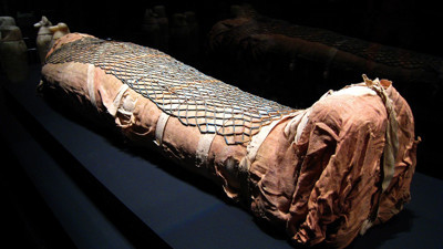 Mısırlı arkeologlar topraktan çıkardıkları papirüste yazanı görünce sevince boğuldu. Ölünün yüzüne sürmüşler