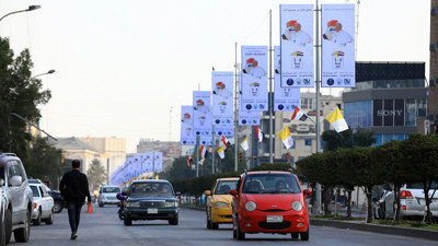 Papa'nın afişleri Irak sokaklarında