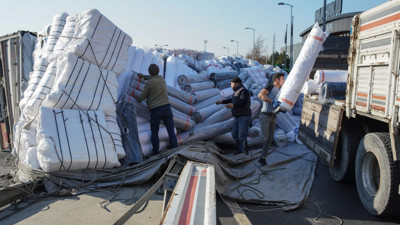 Başakşehir'de TIR aşırı yüke dayanamadı. Balya balya kumaşlar yola saçıldı