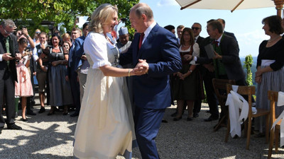 Putin dans ettiği Avusturya'nın eski Dışişleri Bakanı Karin Kneiss'i Rus Devleti'nin en büyük petrol şirketine atadı. Torpilin böylesi