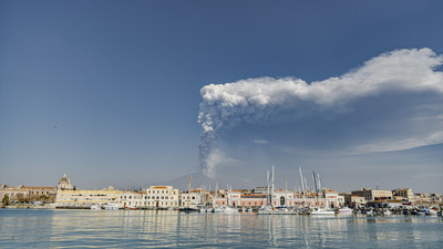 Harekete geçen Yanardağ'dan ürküten görüntüler