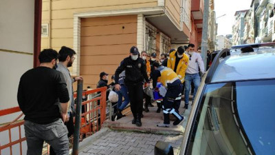 Eşini bıçakladı polisi görünce camdan atladı