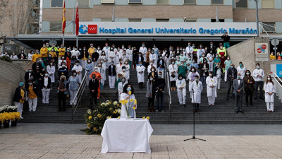 Madrid'de sağlık çalışanları korona nedeniyle hayatlarını kaybedenleri andı