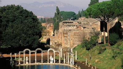 İspanyol arkeologlar görünce toprağı elle kazmaya başladı. İmparatorun kahvaltı odası bulundu