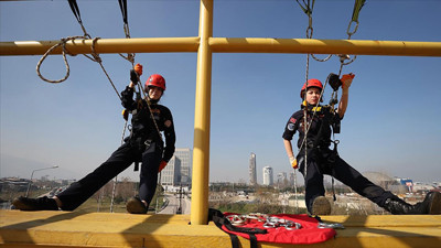 Kadın itfaiyecilere komando eğitimi