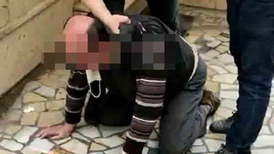 10 yaşındaki çocuğu taciz ederken yakalandı meydan dayağı yedi