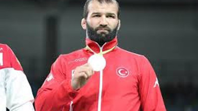 Milli güreşçilerimiz madalyalarla dönüyor