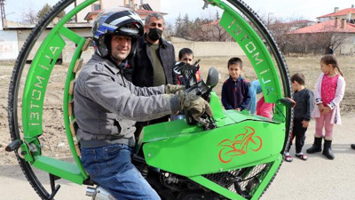 Van'da hurda malzemelerle tek tekerleklisini yaptı. Görenlerin ilgisini çekti