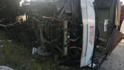 Yolcu otobüsü su kanalına devrildi