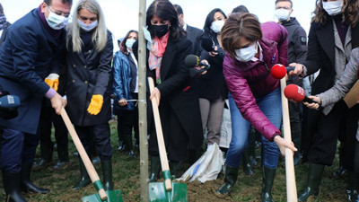Ekrem İmamoğlu tarafını seçti. HDP’li Pervin Buldan’la birlikte ağaç dikti
