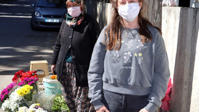 Helal olsun sana Gülseren Teyze demiştik. Mezarlıkta çiçek satarak kızını Oxford'ta okuttuğunu sanıyordu. Meğerse annesini kandırıyormuş