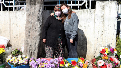 Oxford'da okuyorum diyerek mezarda çiçek satan annesini kandırıyormuş. Türkiye bu yalanı konuşuyor. Yalancının mumu yatsıya kadar yandı