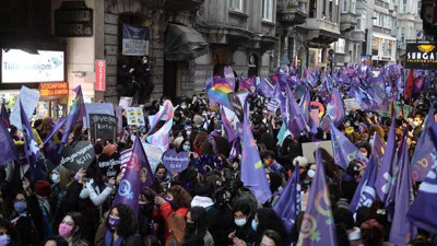 Kadınların Taksim'e gece yürüyüşüne polis izin vermedi. Bu sefer dayak yemediler
