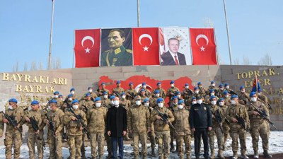 Türk komandoları Afrin'e uğurlandı