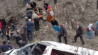 Batman'da öğrenci servisi 300 metreden uçuruma yuvarlandı. 2 kardeşten kahreden haber