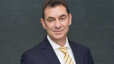 Demokrasi kültürü böyle bir şey. Aşı firmasının CEO'su aşı olmak için sırasını bekledi. Bizde olsa salak derler