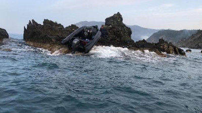 Kayalıklara çarpan tekneden 19 göçmen kurtarıldı