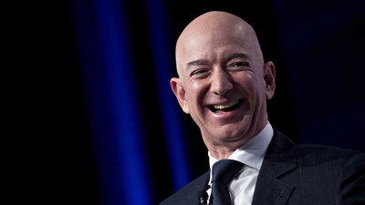 Bezos sağ cebinden aldı sol cebine koydu