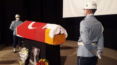 Rasim Öztekin'e veda. Usta oyuncu için Ses Tiyatrosu'nda tören düzenledi