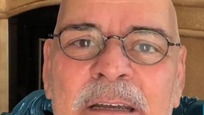 Günlerden bir gün Rasim Öztekin’i polis çevirir. Ehliyet, ruhsat derken Rasim Öztekin polise bakıp donakalır