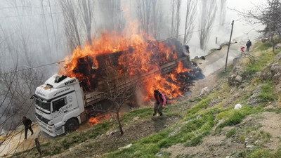 Önce samanlar sonra TIR yandı