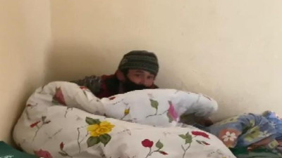 Polisler yorgan altında yakaladı. Hırsızın ifadesi kahkahaya boğdu