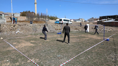 Köylülere badminton eğitimi