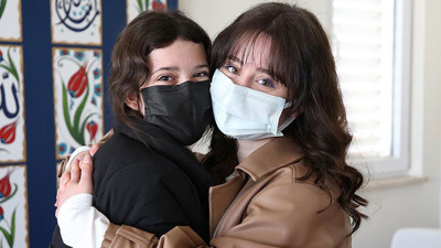 Yurda terkedilip yurtta büyüyen iki kız kardeşin mutlu sonu. Ablasıydı annesi oldu