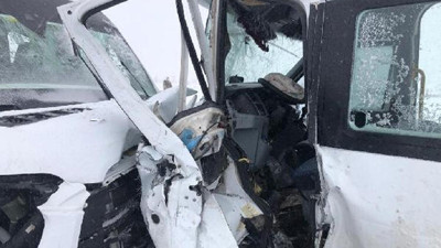 İki minibüs birbirine girdi: 17 yaralı