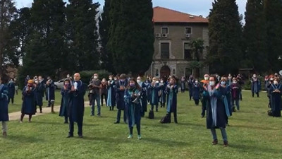 Atandığından beri şanlı oda koltuk direnişini sürdüren Melih Bulu'ya üniversite bahçesinde şok. Kim bilir belki de tülün arkasından seyrediyordu