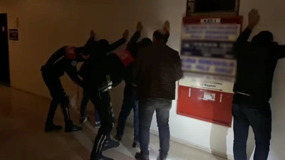 Osmaniye'de kumarbazlar gizli bölümde sobelendi. Polis kilidi açınca her şey ortaya çıktı