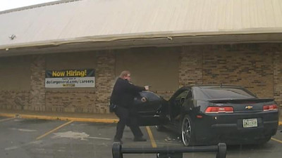 Elektrik yiyen kadın polisi kovboy filmlerindeki gibi vurdu. Kadın 6 polis 2 mermi sıktı. Polis çaresizce yere düştü