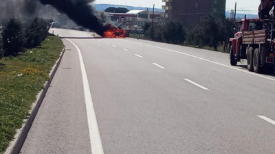 Hareket halindeki otomobil alev alev yandı. Yolun ortasında cayır cayır yandı
