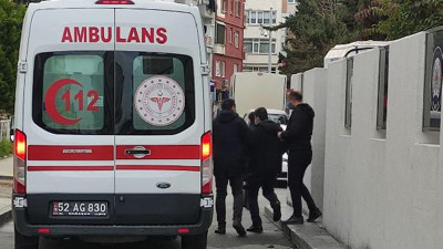 Maske uyarısı yapan sağlıkçılara saldırdı