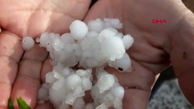 Balıkesir'de yağan dolu etrafı kar gibi bembeyaz yaptı