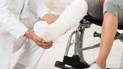 Ayağı sakatlanan genç kız hastanede erkek olduğunu öğrendi