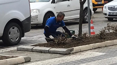 Bütün belediye işçileri böyle olsa Türkiye Ay'a değil Mars'a gider. Türkiye 5 dakika bile işten kaytarmayan bu adamı tanıyacak
