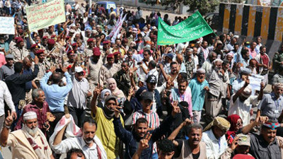 Yemen'de aç kalan halk Hükümet Sarayı'nı bastı