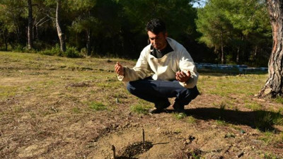 Adana'da ölen arıları için toplu defin töreni yaptı. Aynı acıyı ikinci kez yaşadı